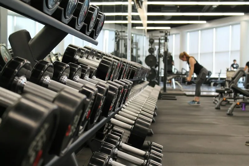 Rak dumbel di area beban Jambi Bugar Gym, tanpa orang