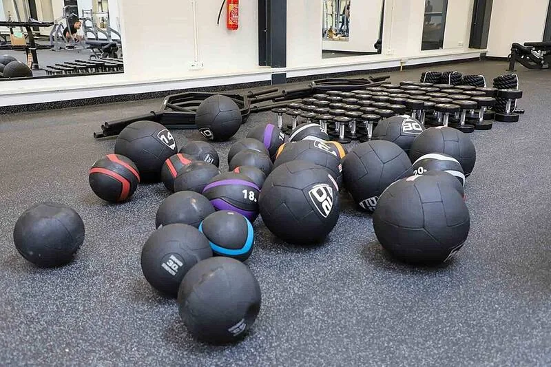 Area latihan beban sesi muslimah di Jambi Bugar Gym