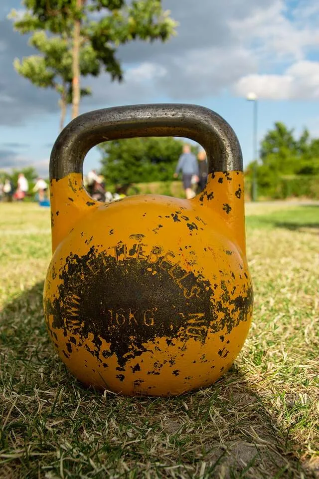 Kettlebell di area latihan Jambi Bugar Gym, visual non-wajah untuk profil coach